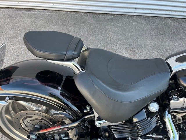 Harley-Davidson Softtail Rocker C FXCWC (Vivid Black) - Bild 7