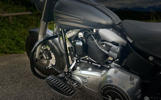 Gebrauchtmotorrad Harley-Davidson Softail Slim FLS - Bild 3