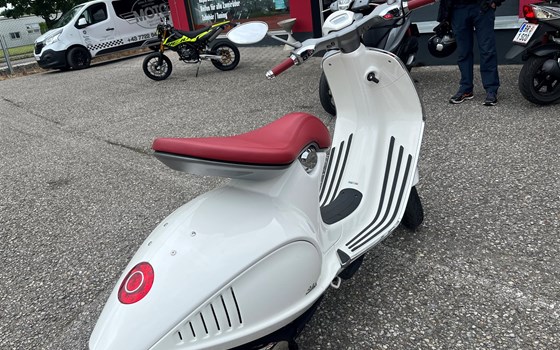 Gebrauchtmotorrad Vespa 946 125 i.e. 3V ABS - Bild 7 Gebrauchtmotorrad Vespa 946 125 i.e. 3V ABS - Bild 7