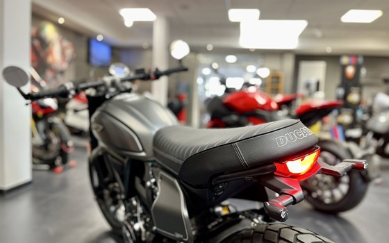 Gebrauchtmotorrad Ducati Scrambler Nightshift - Bild 8