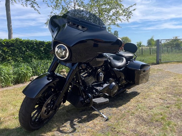 Gebrauchtmotorrad Harley-Davidson Street Glide FLHX