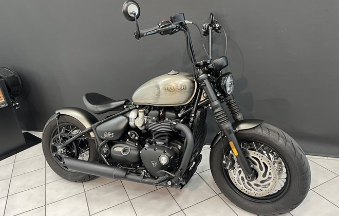 Triumph Bonneville Bobber Black
