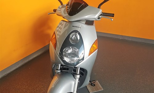 Honda @ 125 / NES 125