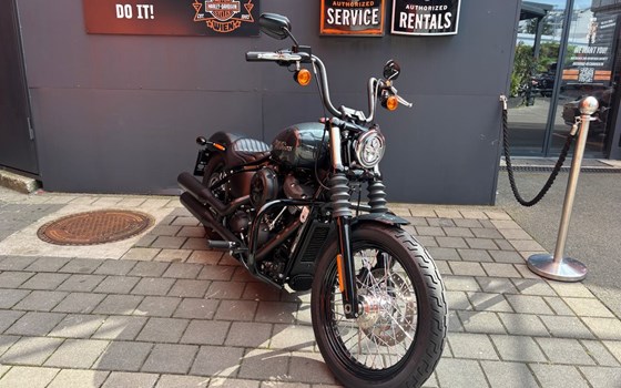 Gebrauchtmotorrad Harley-Davidson Softail Street Bob FXBB - Bild 1 Gebrauchtmotorrad Harley-Davidson Softail Street Bob FXBB - Bild 1