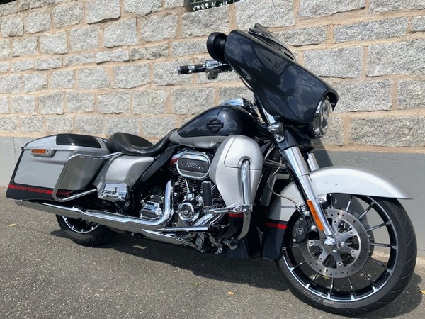 Gebrauchtmotorrad Harley-Davidson CVO Street Glide FLHXSE