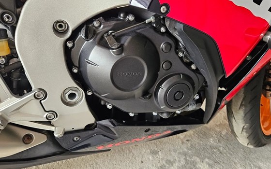 Gebrauchtmotorrad Honda CBR1000RR Fireblade - Bild 7 Gebrauchtmotorrad Honda CBR1000RR Fireblade - Bild 7