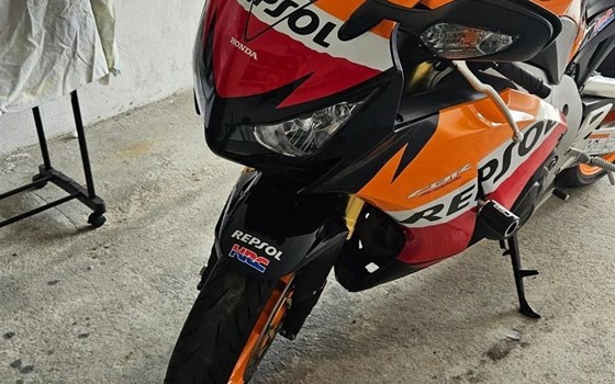 Gebrauchtmotorrad Honda CBR1000RR Fireblade - Bild 8 Gebrauchtmotorrad Honda CBR1000RR Fireblade - Bild 8