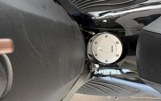 Gebrauchtmotorrad Piaggio Beverly 300 i.e. Police - Bild 10 Gebrauchtmotorrad Piaggio Beverly 300 i.e. Police - Bild 10