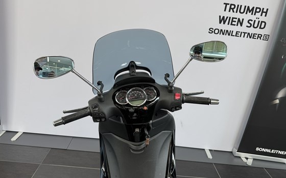 Gebrauchtmotorrad Piaggio Beverly 300 i.e. Police - Bild 7 Gebrauchtmotorrad Piaggio Beverly 300 i.e. Police - Bild 7