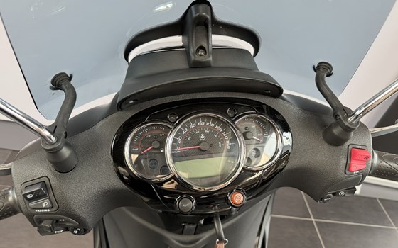 Gebrauchtmotorrad Piaggio Beverly 300 i.e. Police - Bild 8 Gebrauchtmotorrad Piaggio Beverly 300 i.e. Police - Bild 8