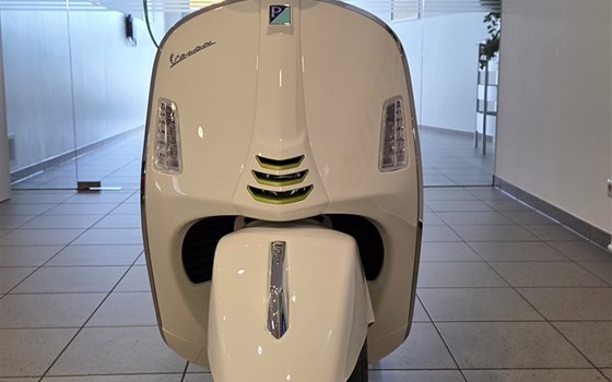 Neufahrzeug Vespa GTS 125 Super Tech - Bild 4 Neufahrzeug Vespa GTS 125 Super Tech - Bild 4