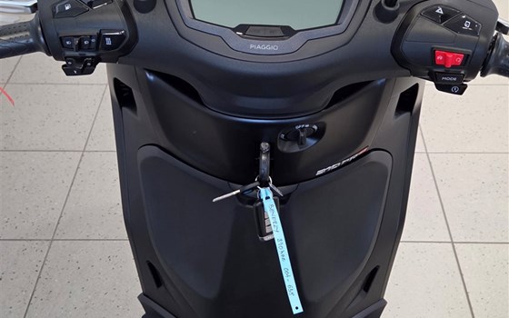 Gebrauchtmotorrad Piaggio Beverly 310 - Bild 3 Gebrauchtmotorrad Piaggio Beverly 310 - Bild 3