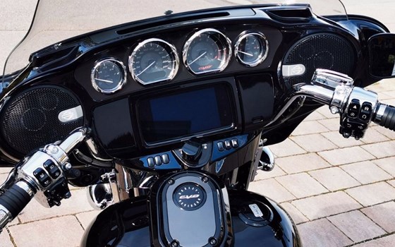 Gebrauchtmotorrad Harley-Davidson CVO Street Glide FLHXSE - Bild 11