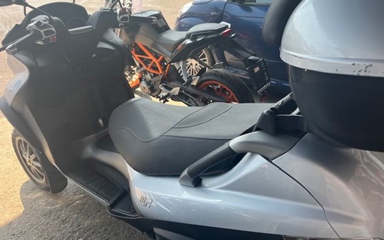 Gebrauchtmotorrad Piaggio MP3 250 - Bild 3 Gebrauchtmotorrad Piaggio MP3 250 - Bild 3
