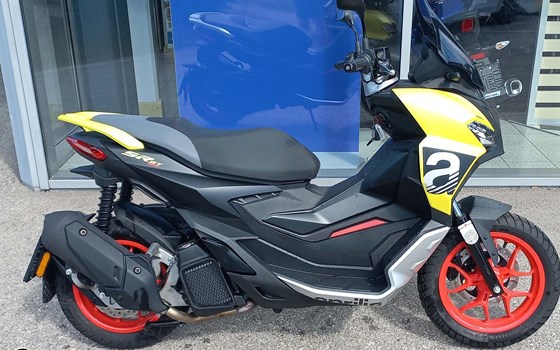 Gebrauchtmotorrad Aprilia SR GT Sport 125 - Bild 1 Gebrauchtmotorrad Aprilia SR GT Sport 125 - Bild 1