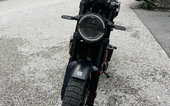 Gebrauchtmotorrad Husqvarna Svartpilen 401 - Bild 1 Gebrauchtmotorrad Husqvarna Svartpilen 401 - Bild 1