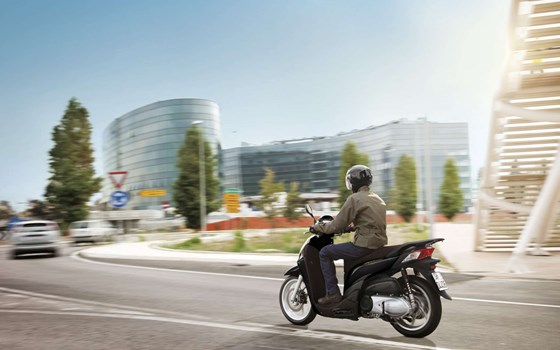 Gebrauchtmotorrad Honda SH300i - Bild 12