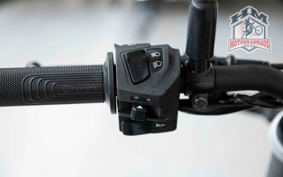 Gebrauchtmotorrad Husqvarna Svartpilen 401 - Bild 6