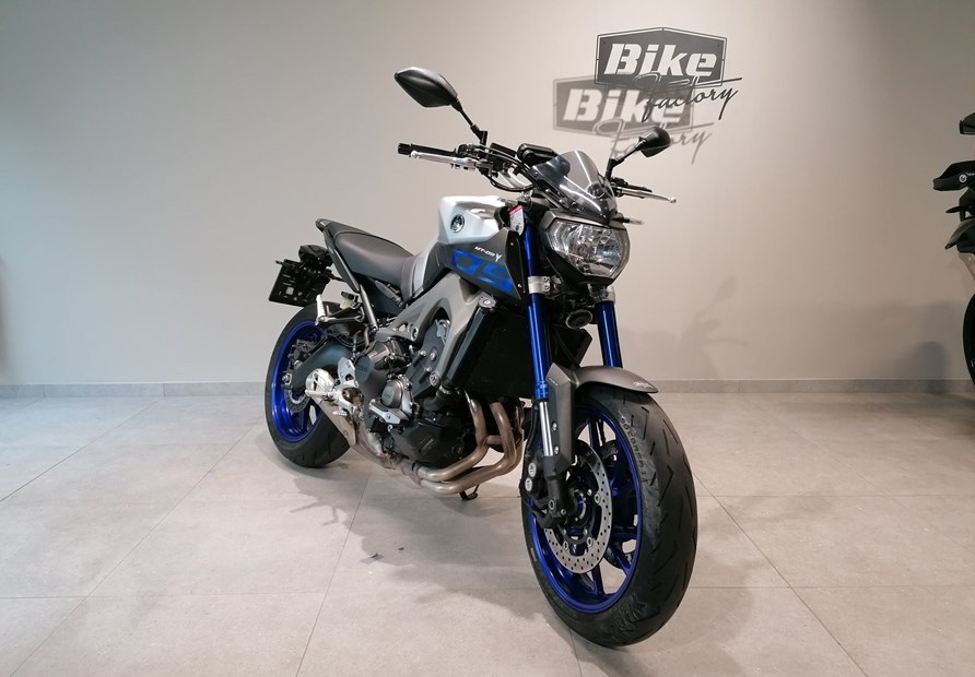 Yamaha MT-09 (blau)