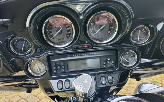 Gebrauchtmotorrad Harley-Davidson CVO FLHTCUSE Ultra Classic Electra Glide - Bild 3