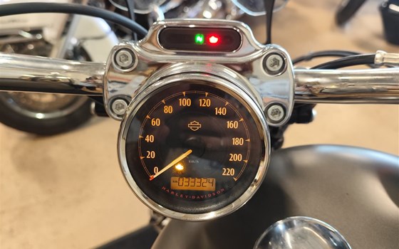 Gebrauchtmotorrad Harley-Davidson Sportster XL 1200C Custom - Bild 7