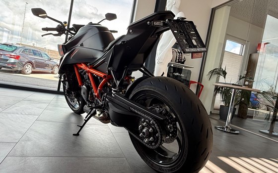 Gebrauchtmotorrad KTM 1390 Super Duke R - Bild 2 Gebrauchtmotorrad KTM 1390 Super Duke R - Bild 2