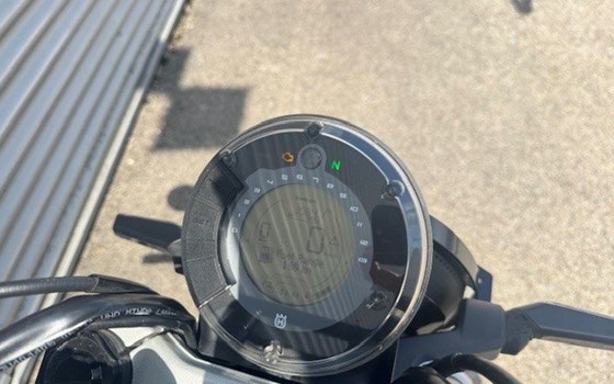 Gebrauchtmotorrad Husqvarna Svartpilen 125 - Bild 4 Gebrauchtmotorrad Husqvarna Svartpilen 125 - Bild 4