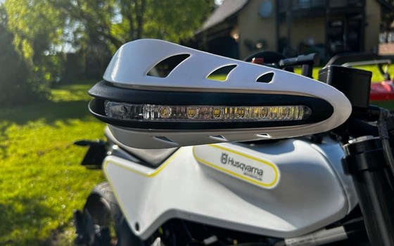 Gebrauchtmotorrad Husqvarna Vitpilen 401 - Bild 12