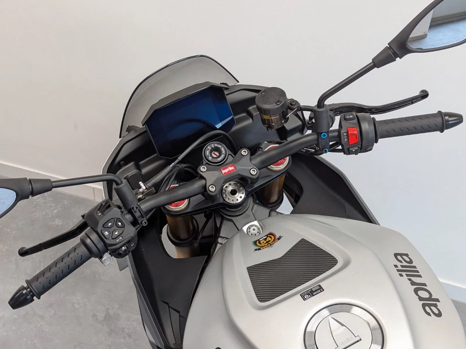 Angebot Aprilia Tuono V4 1100 Factory Bild 5: Angebot Aprilia Tuono V4 1100 Factory