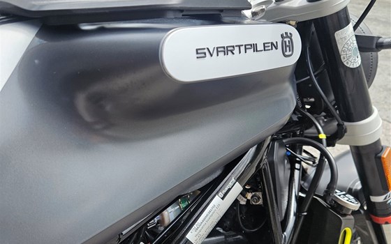 Gebrauchtmotorrad Husqvarna Svartpilen 125 - Bild 2 Gebrauchtmotorrad Husqvarna Svartpilen 125 - Bild 2