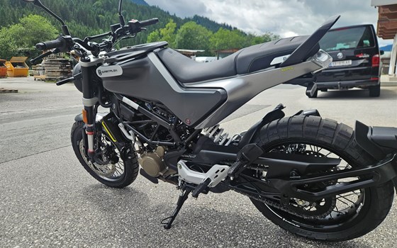 Gebrauchtmotorrad Husqvarna Svartpilen 125 - Bild 4 Gebrauchtmotorrad Husqvarna Svartpilen 125 - Bild 4