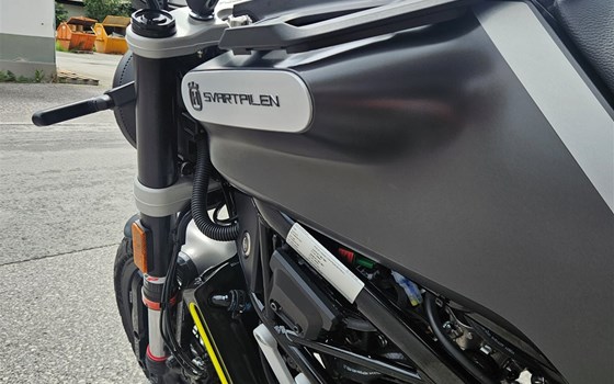 Gebrauchtmotorrad Husqvarna Svartpilen 125 - Bild 5 Gebrauchtmotorrad Husqvarna Svartpilen 125 - Bild 5