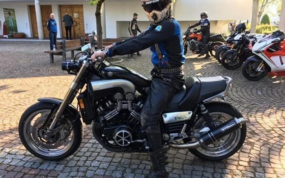 Gebrauchtmotorrad Yamaha V-Max VMX 1200 - Bild 1 Gebrauchtmotorrad Yamaha V-Max VMX 1200 - Bild 1