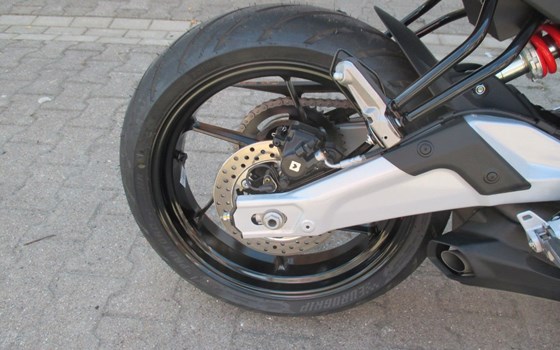 Gebrauchtmotorrad Aprilia Tuono 457 - Bild 12