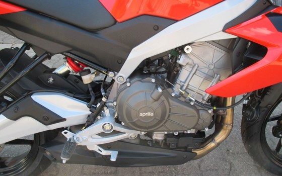 Gebrauchtmotorrad Aprilia Tuono 457 - Bild 13