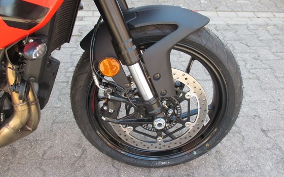 Gebrauchtmotorrad Aprilia Tuono 457 - Bild 14
