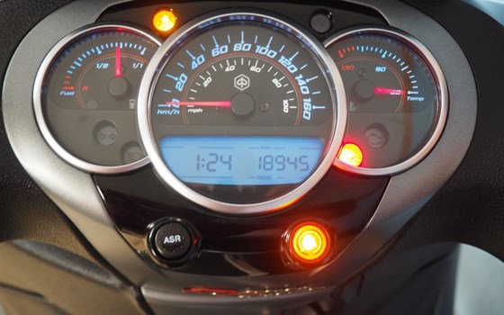 Gebrauchtmotorrad Piaggio Beverly 350ie Sport Touring - Bild 3 Gebrauchtmotorrad Piaggio Beverly 350ie Sport Touring - Bild 3