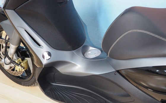 Gebrauchtmotorrad Piaggio Beverly 350ie Sport Touring - Bild 4 Gebrauchtmotorrad Piaggio Beverly 350ie Sport Touring - Bild 4