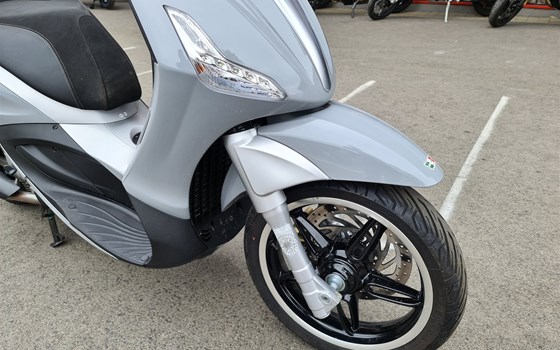 Gebrauchtmotorrad Piaggio Beverly 350ie Sport Touring - Bild 4 Gebrauchtmotorrad Piaggio Beverly 350ie Sport Touring - Bild 4