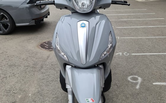 Gebrauchtmotorrad Piaggio Beverly 350ie Sport Touring - Bild 5 Gebrauchtmotorrad Piaggio Beverly 350ie Sport Touring - Bild 5