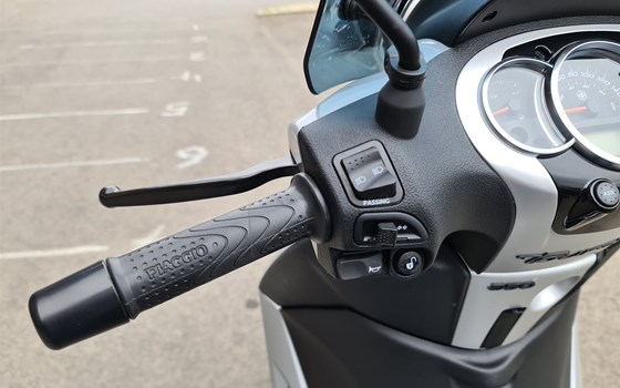 Gebrauchtmotorrad Piaggio Beverly 350ie Sport Touring - Bild 8 Gebrauchtmotorrad Piaggio Beverly 350ie Sport Touring - Bild 8