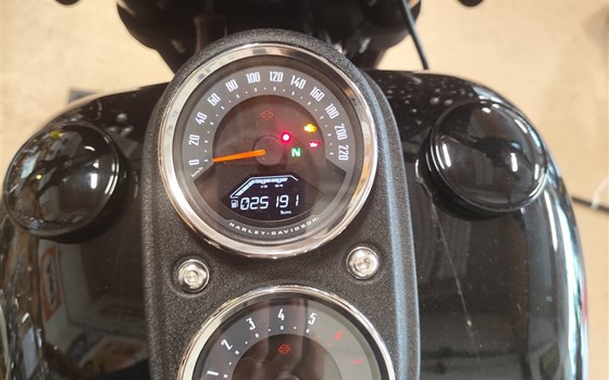 Gebrauchtmotorrad Harley-Davidson Low Rider S FXLRS - Bild 8 Gebrauchtmotorrad Harley-Davidson Low Rider S FXLRS - Bild 8