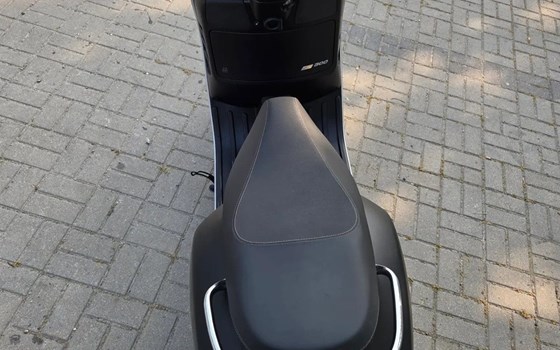 Gebrauchtmotorrad Vespa GTS 300 Super Tech - Bild 4 Gebrauchtmotorrad Vespa GTS 300 Super Tech - Bild 4