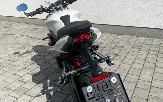 Gebrauchtmotorrad Triumph Street Triple 675 R - Bild 3 Gebrauchtmotorrad Triumph Street Triple 675 R - Bild 3