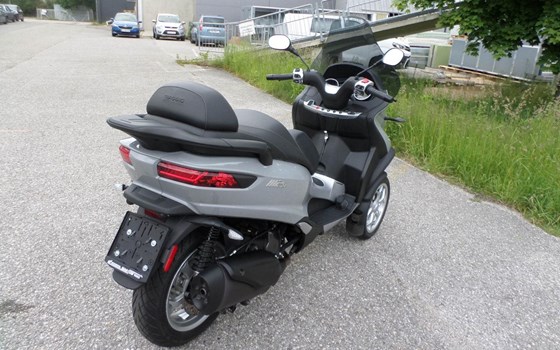 Gebrauchtmotorrad Piaggio MP3 400 Sport - Bild 3 Gebrauchtmotorrad Piaggio MP3 400 Sport - Bild 3