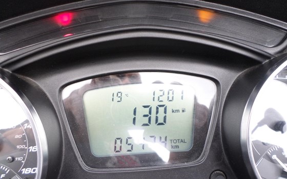 Gebrauchtmotorrad Piaggio MP3 400 Sport - Bild 9 Gebrauchtmotorrad Piaggio MP3 400 Sport - Bild 9