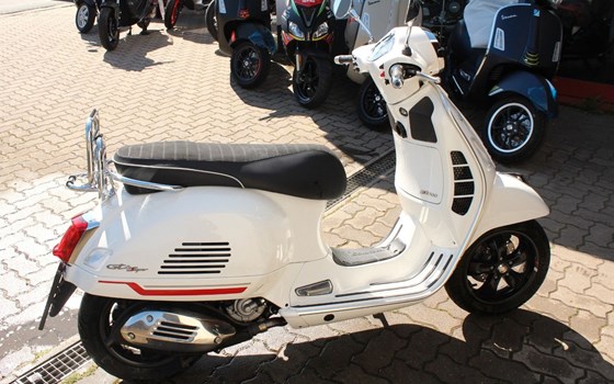 Gebrauchtmotorrad Vespa GTS 300 Super Sport - Bild 2