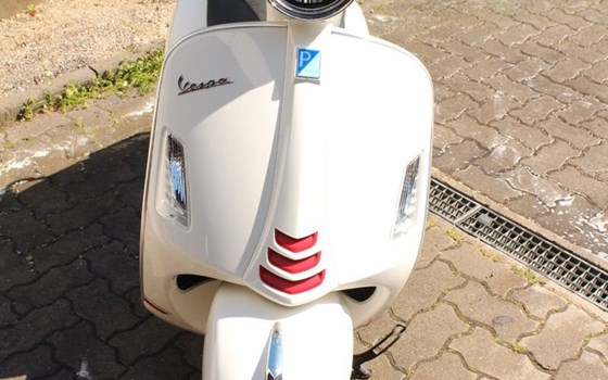 Gebrauchtmotorrad Vespa GTS 300 Super Sport - Bild 4