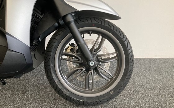 Neufahrzeug Piaggio Beverly 400 - Bild 10 Neufahrzeug Piaggio Beverly 400 - Bild 10