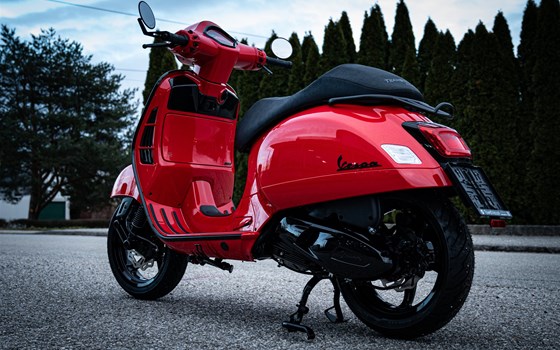 Gebrauchtmotorrad Vespa GTS 300 Super - Bild 3 Gebrauchtmotorrad Vespa GTS 300 Super - Bild 3